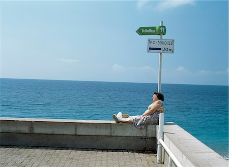 simsearch:851-02959949,k - Lady sitting on wall of promenade,Nice,Cote D'Azur,Riviera,France Foto de stock - Direito Controlado, Número: 851-02959934