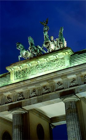 porta di brandeburgo - High section of Brandenburg Gate,Brandenburg Gate,Berlin,Germany Fotografie stock - Rights-Managed, Codice: 851-02959961