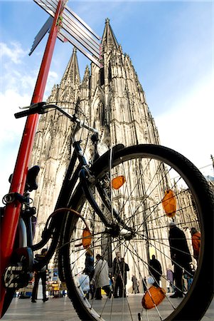 Bicycle parked by road sign near Cologne Cathedral,low angle view,Cologne,Germany Foto de stock - Con derechos protegidos, Código: 851-02959995