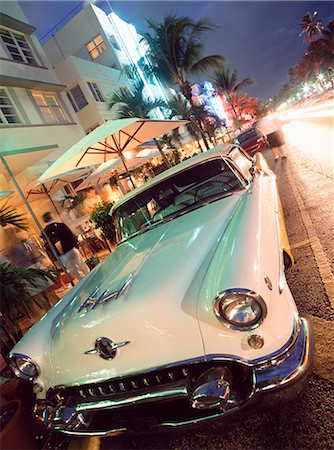 simsearch:851-02963933,k - Vieille voiture américaine stationné à l'extérieur cafés et hôtels sur Ocean Drive, South Beach, Miami, Floride, USA. Photographie de stock - Rights-Managed, Code: 851-02964110