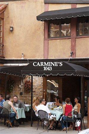 People dining at outdoor tables at Carmines restaurant on Rush Street,Chicago,Illinois,USA Foto de stock - Con derechos protegidos, Código: 851-02964127