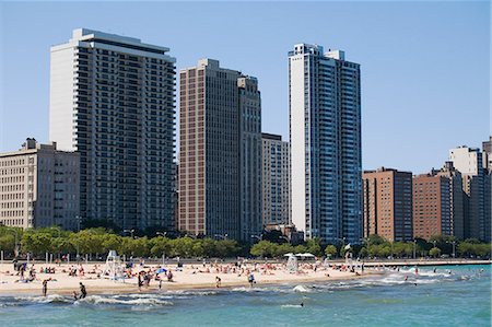 Menschen an der Oak Street Beach mit Hochhäuser im Hintergrund, Chicago, Illinois, USA Stockbilder - Lizenzpflichtiges, Bildnummer: 851-02964137