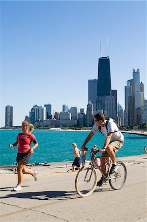 Jogger und Radfahrer am Seeufer Weg entlang der Oak Street Beach, Chicago, Illinois, USA Stockbilder - Lizenzpflichtiges, Bildnummer: 851-02964138