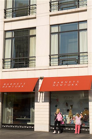 People windowshopping along Gold Coast shopping district,Chicago,Illinois,USA Foto de stock - Con derechos protegidos, Código: 851-02964154