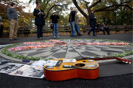 strawberry field - Tribute to John Lennon,Strawberry Fields,Central Park,New York City,New York,USA Foto de stock - Con derechos protegidos, Código: 851-02964350