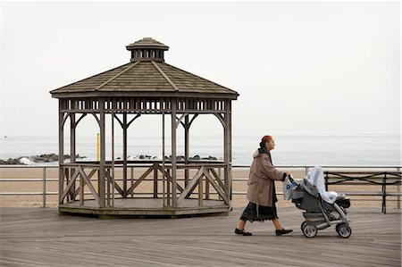 pessoa cuidando do bebê - Broadwalk in Coney Island,New York City,New York,USA Foto de stock - Direito Controlado, Número: 851-02964360