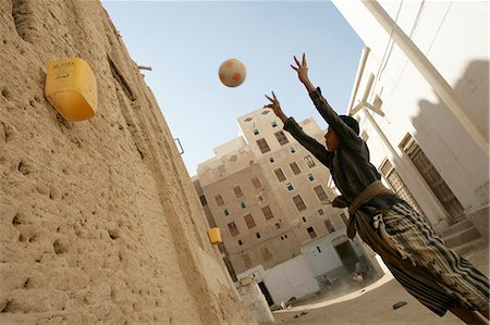 Garçon jouant au basketball dans Shibam, vallée de Hadramawt, Yémen Photographie de stock - Rights-Managed, Code: 851-02964461