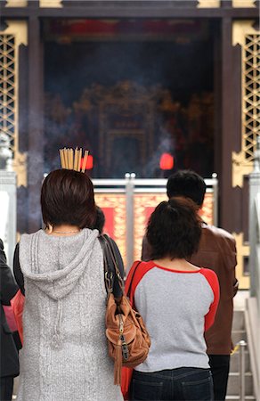 People praying at Wong Tai Sin Temple,rear view,Hong Kong,China Fotografie stock - Rights-Managed, Codice: 851-02960148