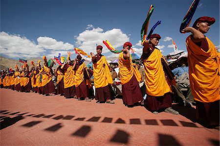 Moniales et moines en habit traditionnel avec des casquettes oranges jaunes et robes danse et frapper la batterie à la célébration de l'anniversaire de 800 ans et rituels de la lignée Drukpa de bouddhistes, Naro Photang Shey, (monastère de Shey), Leh Ladakh, Himalaya indien, Inde Photographie de stock - Rights-Managed, Code: 851-02960400
