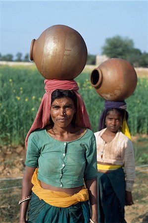 simsearch:851-02960522,k - Local women cary heavy containers home,Rajasthan State,India. Foto de stock - Con derechos protegidos, Código: 851-02960433