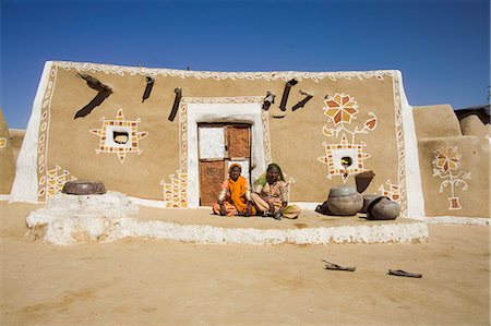 primitive - Two women siting in front of decorated mud hut,Jaisalmer,Rajasthan,India Foto de stock - Con derechos protegidos, Código: 851-02960440