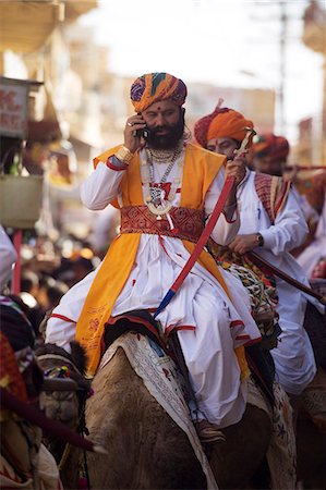 simsearch:851-02960506,k - Camel riding de Man à l'aide du téléphone cellulaire au festival de Jaisalmer, Rajasthan, Inde Photographie de stock - Rights-Managed, Code: 851-02960457