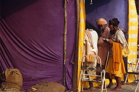 simsearch:851-02960522,k - Sadhus shopping during Kumbh Mela.,Allahabad,Uttar Pradesh,India Foto de stock - Con derechos protegidos, Código: 851-02960537