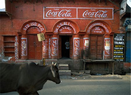 simsearch:851-02962712,k - Vache promenades pat boutique présentant des signes de Coca Cola, Agra, Uttar Pradesh, Inde Photographie de stock - Rights-Managed, Code: 851-02960530