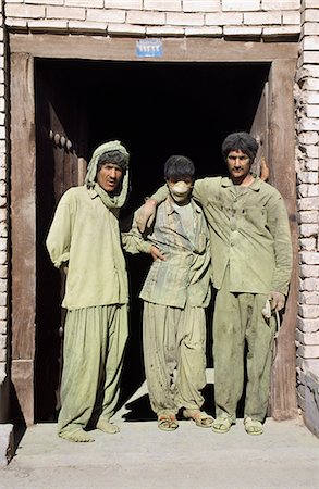 travailleurs couverts en poudre verte, Yazd, Iran Photographie de stock - Rights-Managed, Code: 851-02960572