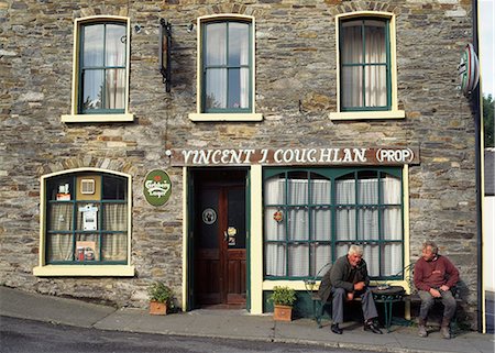 Deux hommes assis à l'extérieur d'un pub, comté de Cork, Irlande Photographie de stock - Rights-Managed, Code: 851-02960583