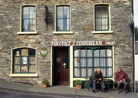 pub - Two men sitting outside a pub,County Cork,Ireland Foto de stock - Con derechos protegidos, Código: 851-02960583