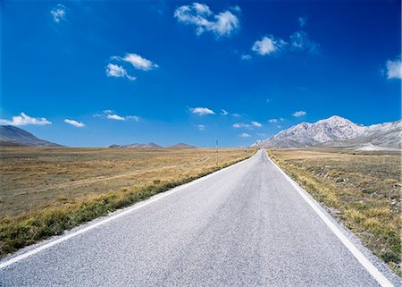 Route droite, vide par le Campo Imperatore, Parco Nazionale del Gran Sasso, Abruzzo, Italie. Photographie de stock - Rights-Managed, Code: 851-02960654