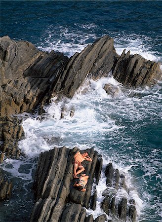 simsearch:851-02960701,k - Sonnenanbeter auf Felsen in der Nähe von Manarola, Cinque Terre Gegend, Ligurien, Italien Stockbilder - Lizenzpflichtiges, Bildnummer: 851-02960692