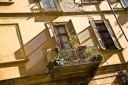 simsearch:851-02959457,k - Balcony with potted plants of Via Maria Vittoria,Turin,Italy Foto de stock - Direito Controlado, Número: 851-02960751
