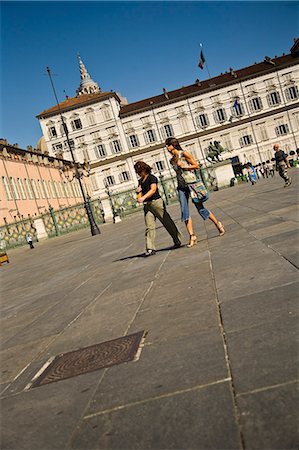 simsearch:851-02959457,k - Women walking on Palazzo Madama,Turin,Italy Foto de stock - Direito Controlado, Número: 851-02960764