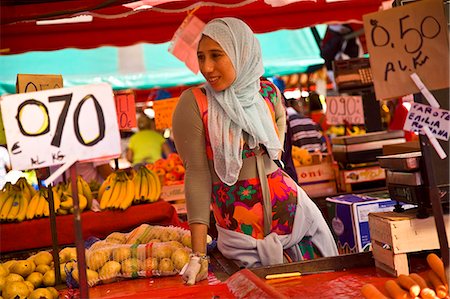 simsearch:851-02963232,k - Vendor selling fruit at  Porta Palazzo market,Piazza della Repubblica,Turin,Italy Stock Photo - Rights-Managed, Code: 851-02960760