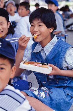 schoolchild eat - Girls eating lunch,Tokyo,Japan Stock Photo - Rights-Managed, Code: 851-02960984