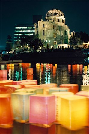simsearch:841-02916335,k - Gros plan des lanternes placées sur Hiroshima Montoyasu rivière, parc de la paix, lors d'une cérémonie bouddhiste pour les âmes mortes qui s'est tenue le 6 août, fond du dôme de la bombe A, Japon Photographie de stock - Rights-Managed, Code: 851-02960999