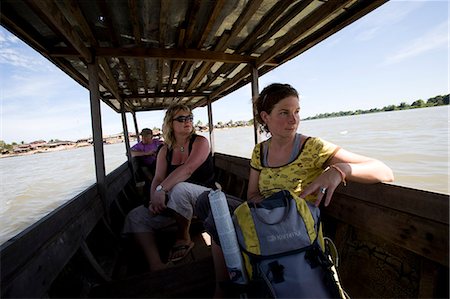 Voyageurs, traverser le petit ferry local à Si Phan Don (4000 îles) sur le Mékong, fleuve du Mékong au sud du Laos Photographie de stock - Rights-Managed, Code: 851-02961317