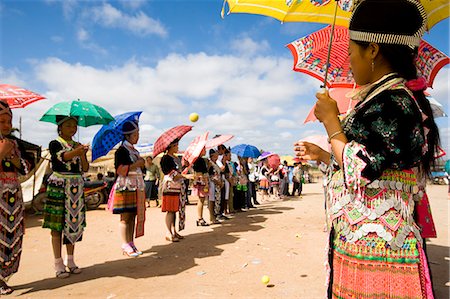 simsearch:841-03676029,k - Hmong girls in traditional costume throwing tennis balls at a courting ceremony at the New Year festival,Phonsavan,Laos Foto de stock - Con derechos protegidos, Código: 851-02961348