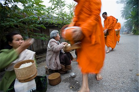 simsearch:841-05796424,k - Novice monks out collecting alms at dawn,Luang Prabang,Northern Laos (UNESCO World Heritage Site) Foto de stock - Con derechos protegidos, Código: 851-02961354