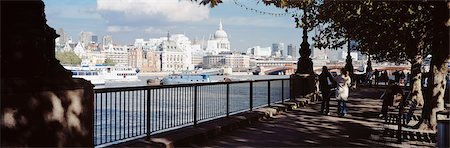 simsearch:851-02963794,k - Promeneurs sur le chemin de la Tamise près du South Bank Centre, direction St Pauls Cathedral and the city, Londres, Royaume-Uni. Photographie de stock - Rights-Managed, Code: 851-02961442