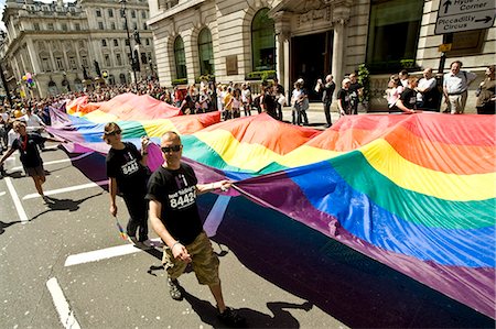 défilé (cortège) - Drapeau fierté gay au cours de la London Pride, Londres, Angleterre Photographie de stock - Rights-Managed, Code: 851-02961521