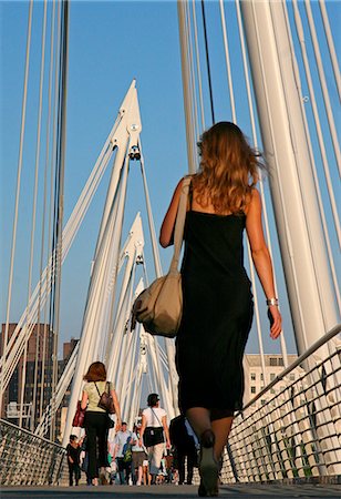 Fußgänger auf Hungerford Bridge, South Bank River Thames, London, England, UK Stockbilder - Lizenzpflichtiges, Bildnummer: 851-02961583
