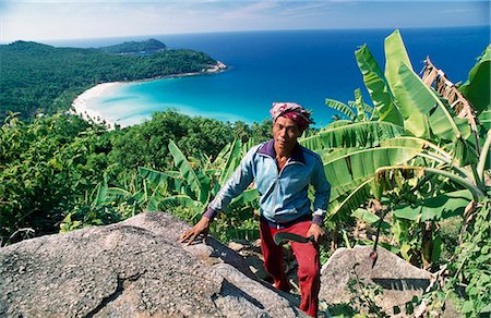 Homme avec la récolte de bananes, Palau Perhintian Kechil, Kuala Terengganu, Malaisie. Photographie de stock - Rights-Managed, Code: 851-02961803