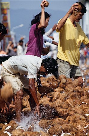 penang - Casser la noix de coco pour la prospérité, du Festival de Thaipusam, Penang, Malaisie Photographie de stock - Rights-Managed, Code: 851-02961821