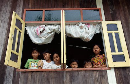 pahang - Malay children looking out a window,Kampong Beserah,Pahang State,Malaysia Foto de stock - Con derechos protegidos, Código: 851-02961836