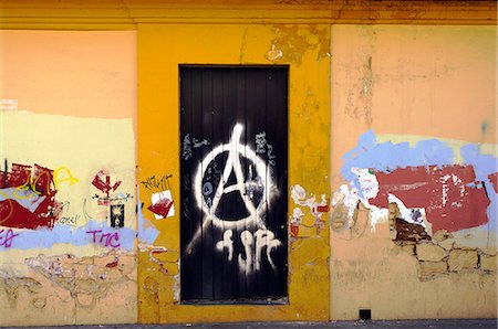 defacement - Mur avec porte fermée et graffiti, ville d'Oaxaca, Mexique Photographie de stock - Rights-Managed, Code: 851-02961866