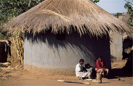 simsearch:851-02963985,k - FEMMES À L'EXTÉRIEUR DE LA HUTTE TRADITIONNELLE, MALAWI Photographie de stock - Rights-Managed, Code: 851-02961996