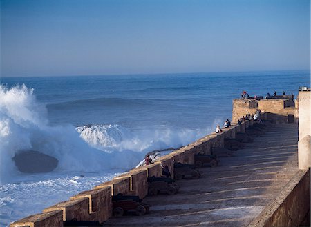 simsearch:851-02962297,k - View from the rooftop of the Hotel Smara looking down to waves crashing against the sea walls at dusk,Essaouira,Morocco. Foto de stock - Con derechos protegidos, Código: 851-02962022