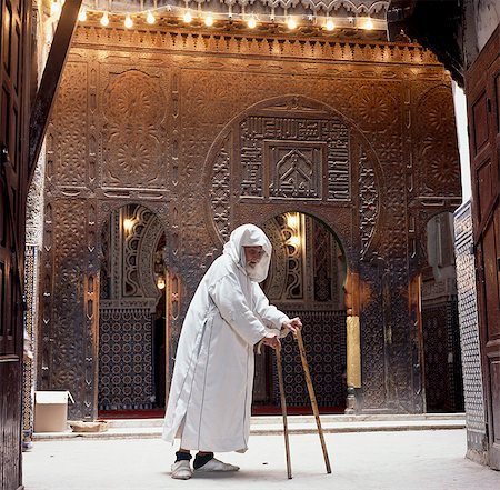 fez - Vieil homme avec des bâtons, Fès, Maroc Photographie de stock - Rights-Managed, Code: 851-02962055
