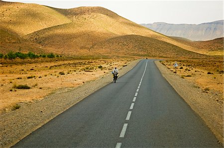 simsearch:851-02961741,k - Cycliste solitaire le long de la route du désert, les montagnes de l'Atlas, Maroc Photographie de stock - Rights-Managed, Code: 851-02962086