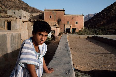 simsearch:851-02961389,k - Local man robe by wall in village,Marrakesh,Morocco. Foto de stock - Con derechos protegidos, Código: 851-02962089