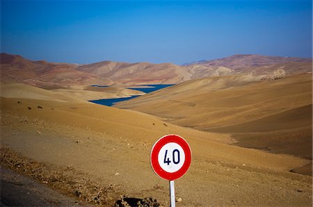 Signe de la limite de vitesse dans le désert, Maroc Photographie de stock - Rights-Managed, Code: 851-02962083