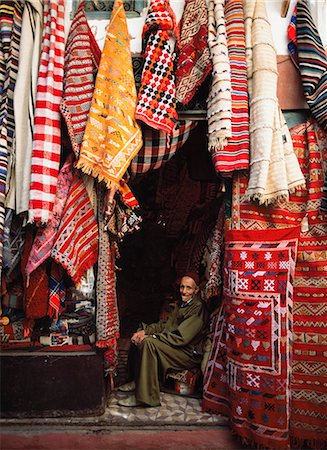 simsearch:851-02962297,k - Propriétaire d'une boutique tapis dans les souks, Marrakech, Maroc Photographie de stock - Rights-Managed, Code: 851-02962100