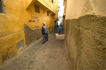 Woman in narrow street in Moulay Idriss,Morocco Foto de stock - Direito Controlado, Número: 851-02962141