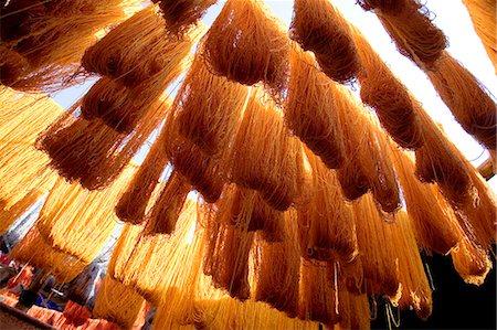 dyeing - Safron teinté tissu raccrocher pour sécher dans les souks de Marrakech, Maroc Photographie de stock - Rights-Managed, Code: 851-02962155