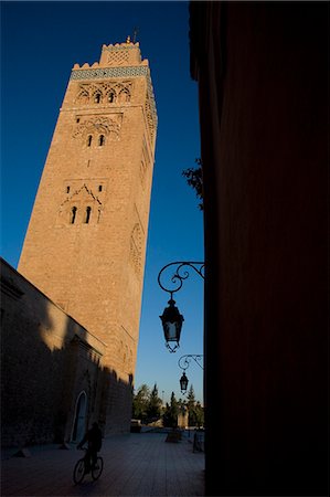 Homme cyclisme beaneath Minaret de la mosquée de la Koutoubia à l'aube, Marrakech, Maroc Photographie de stock - Rights-Managed, Code: 851-02962161