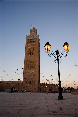 Pigeons au Minaret de la mosquée de la Koutoubia, à l'aube, Marrakech, Maroc Photographie de stock - Rights-Managed, Code: 851-02962162