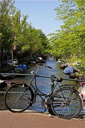 Vieux vélo de côté canal, Amsterdam, Pays-Bas, Europe Photographie de stock - Rights-Managed, Code: 851-02962367